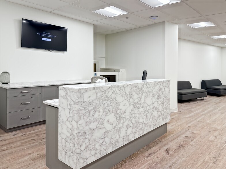 More Photos Of 2828 N Clark St, Chicago Coworking Space