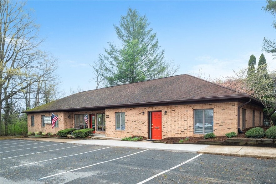 More Photos Of 10623 Crestwood Dr, Manassas Office For Sale