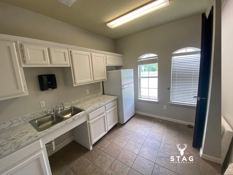 More Photos Of 3327 Colorado Blvd, Denton Medical For Lease
