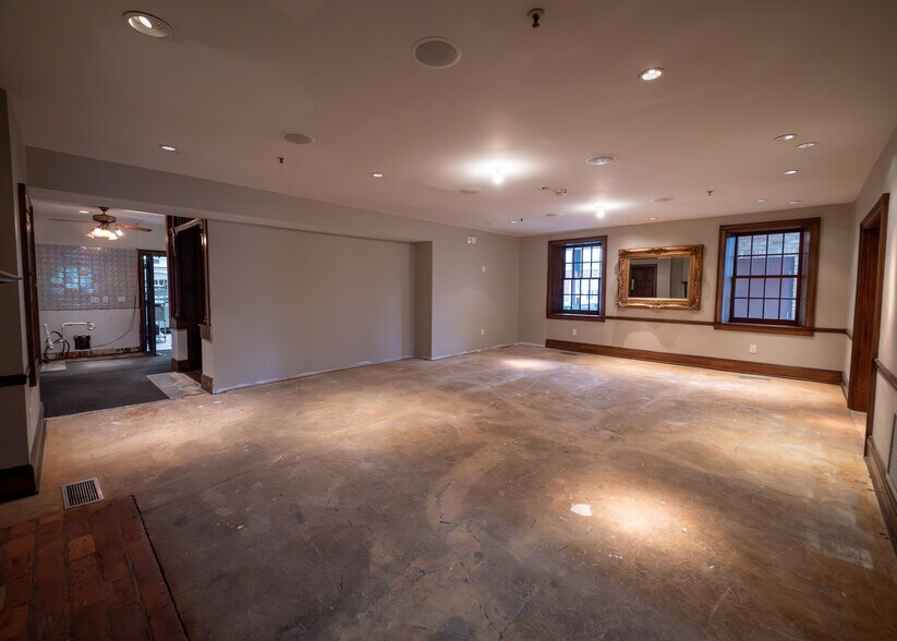 More Photos Of 649 High St, Worthington Storefront Retail Office For Sale