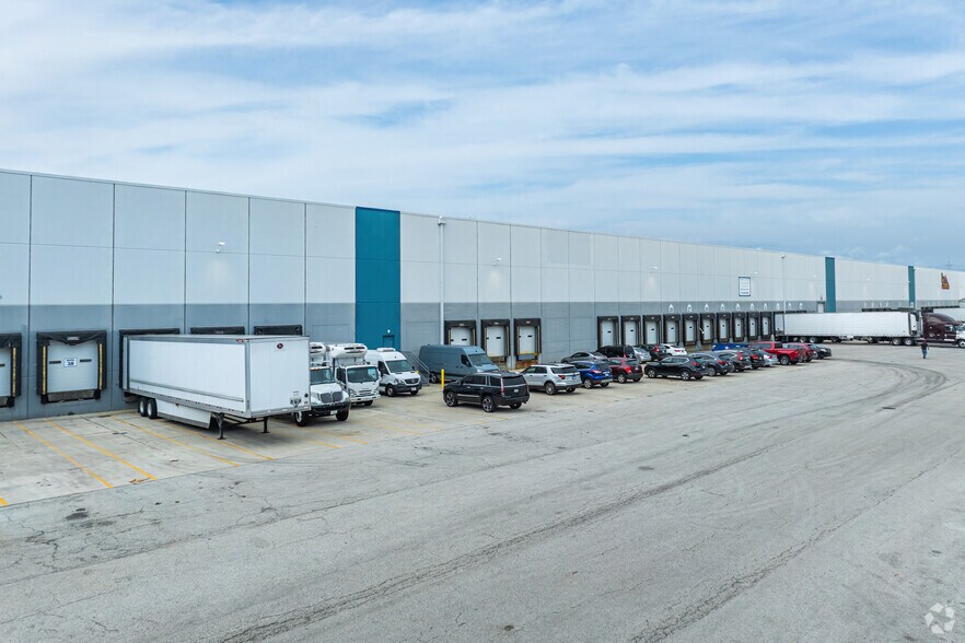 More Photos Of 2400 S Wood St, Chicago Warehouse For Lease