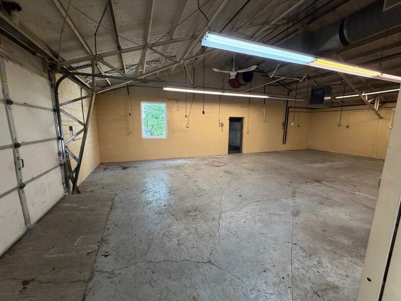 More Photos Of 925 W Wilson St, Batavia Industrial For Lease