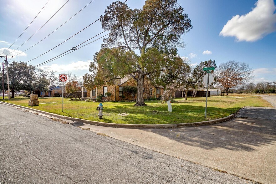 More Photos Of 113 N Tarrant St, Crowley Office For Sale