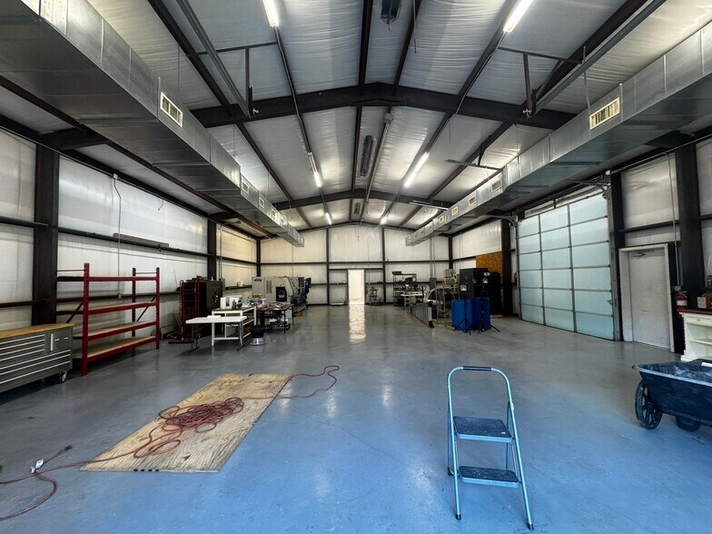 More Photos Of 18875 FM 121, Gunter Manufacturing For Lease