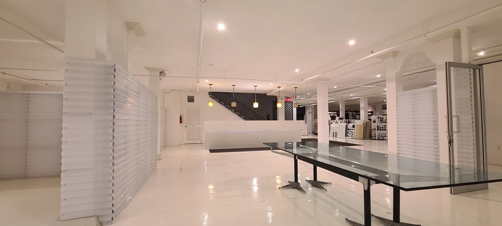 More Photos Of 530 Santa Monica Blvd, Santa Monica Storefront For Lease