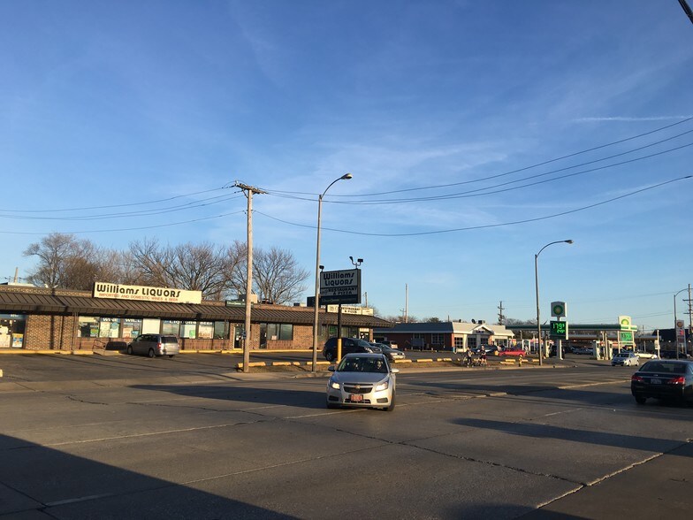 More Photos Of 925-929 S York St, Elmhurst Storefront Retail Office For Lease