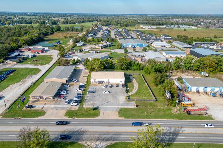 More Photos Of 462 E Henri De Tonti Blvd, Springdale Warehouse For Sale