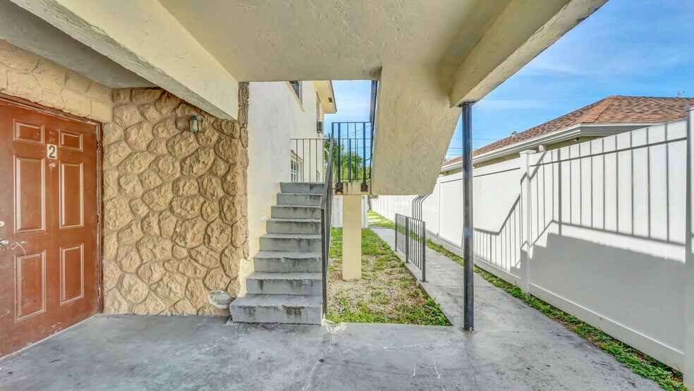 More Photos Of 715 Washington Ave, Lake Worth Apartments For Sale
