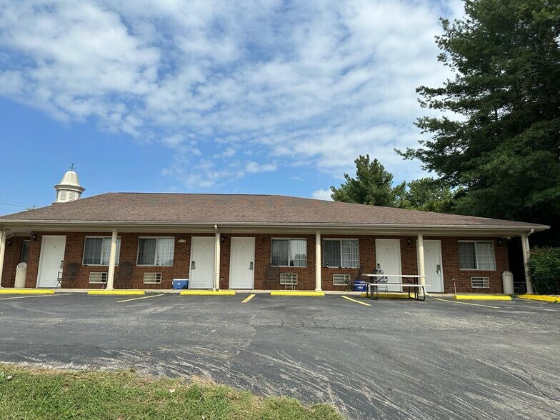 More Photos Of 1500 Edmonton Rd, Tompkinsville Hotel For Sale