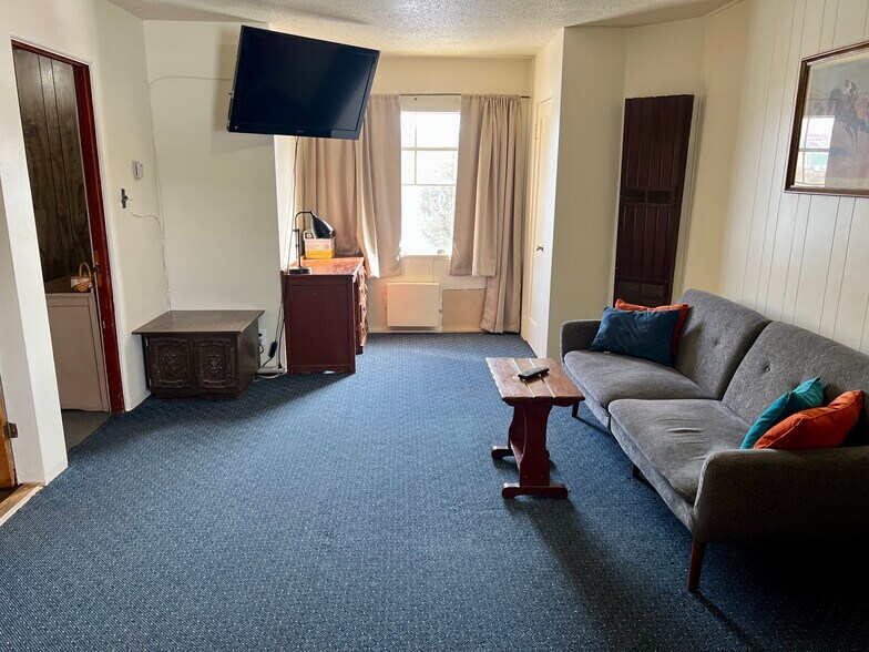 More Photos Of 408 Park St, Thermopolis Hotel For Sale