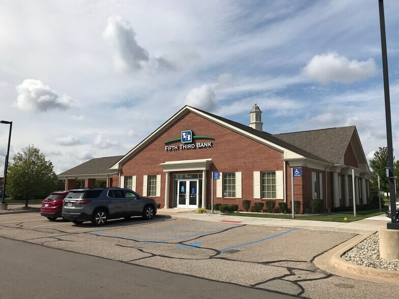 Primary Photo Of 39907 S Groesbeck Hwy, Clinton Township Bank For Lease