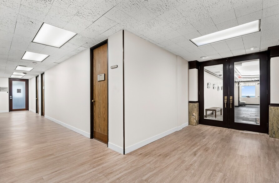 More Photos Of 615 N Upper Broadway St, Corpus Christi Office For Lease