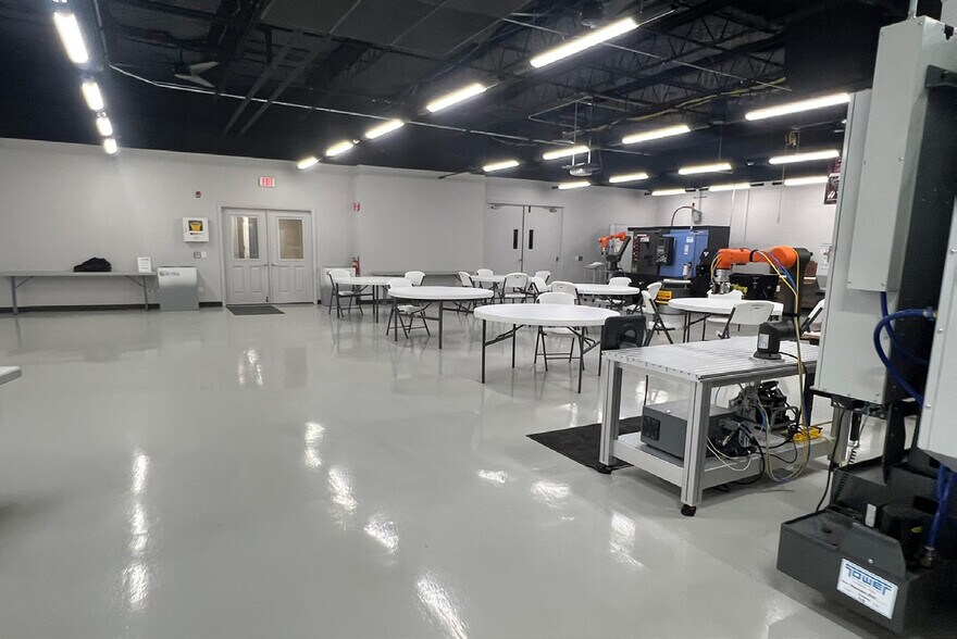 More Photos Of 1651 Wilkening Ct, Schaumburg Flex For Sale