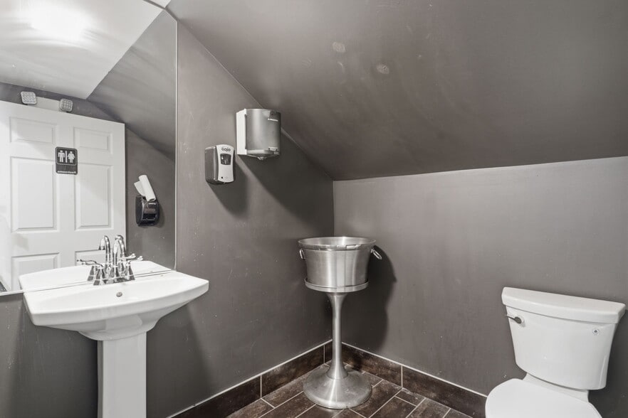 More Photos Of 2081 Niagara St, Buffalo Restaurant For Sale