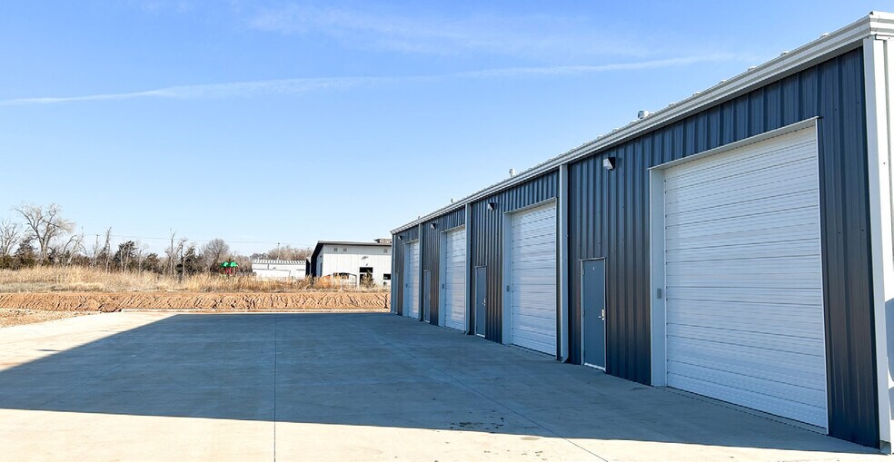 More Photos Of 3725-3729 N Ridgewood St, Wichita Light Distribution For Lease