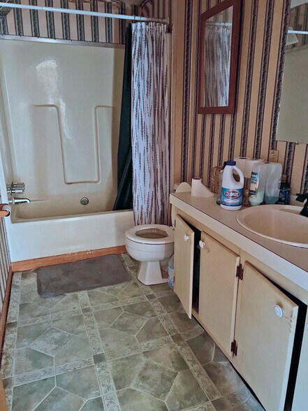 More Photos Of 3268 - 3244 River Fork Rd, Waterloo Bar For Sale