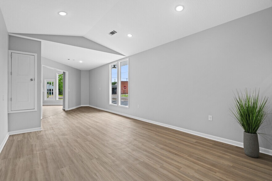 More Photos Of 106 Stevens St, Petal Freestanding For Lease