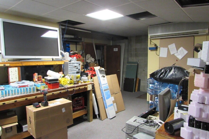 More Photos Of 20 Industrial Dr, Middletown Light Manufacturing For Sale