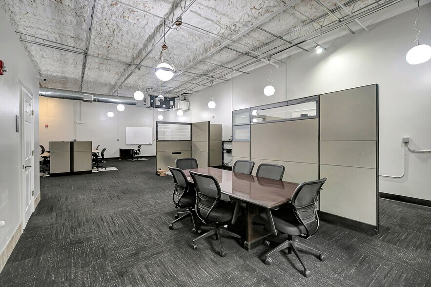 More Photos Of 450 94th Ave N, Saint Petersburg Flex For Lease
