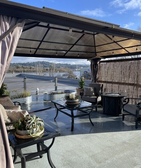 More Photos Of 171 S Broadway, Coos Bay General Retail For Sale