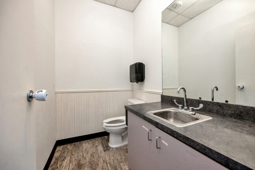 More Photos Of 132 El Chico Trl, Willow Park Medical For Lease