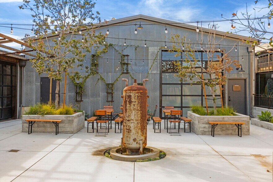 More Photos Of 1133-1199 E Thompson Blvd, Ventura Storefront For Lease