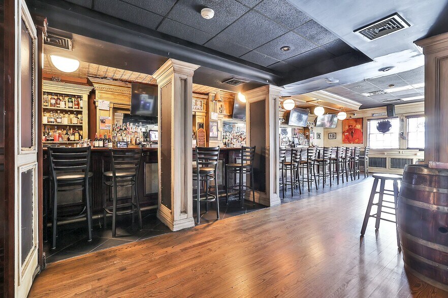 More Photos Of 33-35 W Central Ave, Pearl River Restaurant For Lease