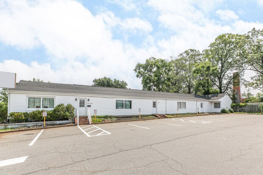 Primary Photo Of 1210 Snowden St, Fredericksburg Veterinarian Kennel For Lease
