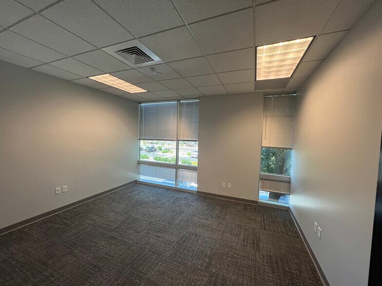 More Photos Of 5701 W Talavi Blvd, Glendale Office For Lease
