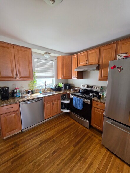 More Photos Of 1181 High St, Cumberland Storefront For Sale