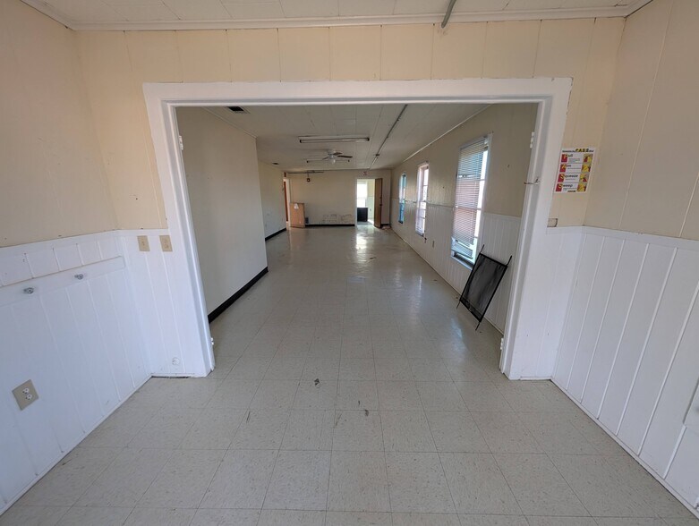 More Photos Of 401 Main st, Mart Office For Sale