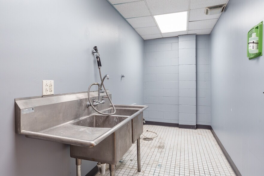 More Photos Of 3944 Auburn St, Rockford Warehouse For Lease