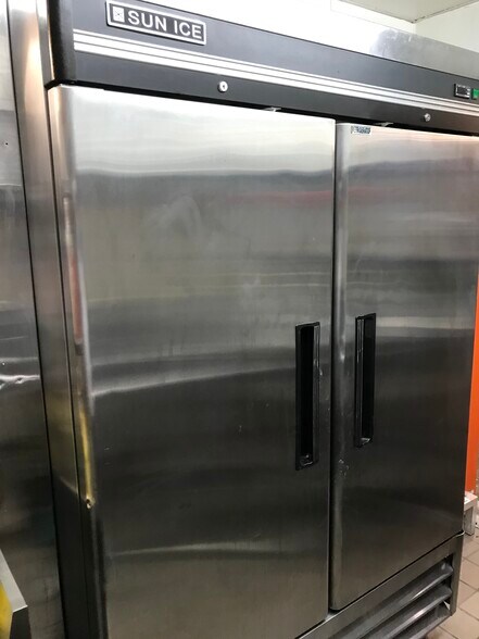 More Photos Of 7217 Melrose Ave, Los Angeles Restaurant For Lease