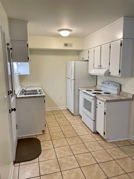 More Photos Of 400 Foxfire Ct, Seneca Apartments For Sale