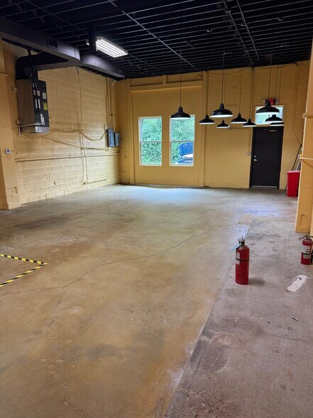 More Photos Of 711 Main St, Grandview Storefront For Lease