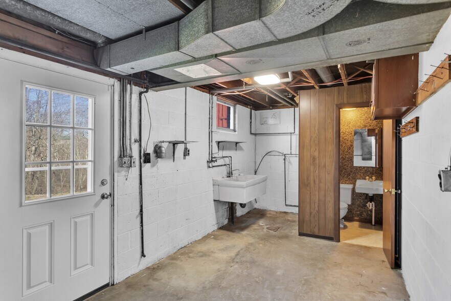 More Photos Of 1060 Pittsburgh Rd, Valencia Office For Sale