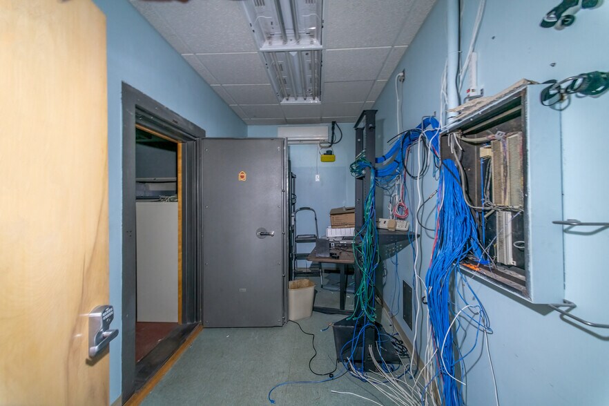 More Photos Of 100-106 S Main st, Ishpeming Flex For Sale