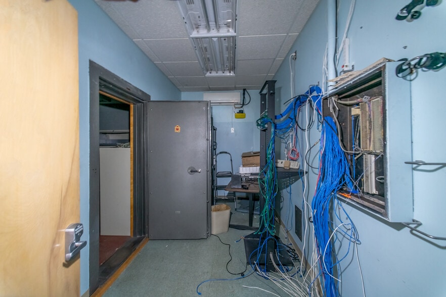 More Photos Of 100-106 S Main st, Ishpeming Bank For Sale