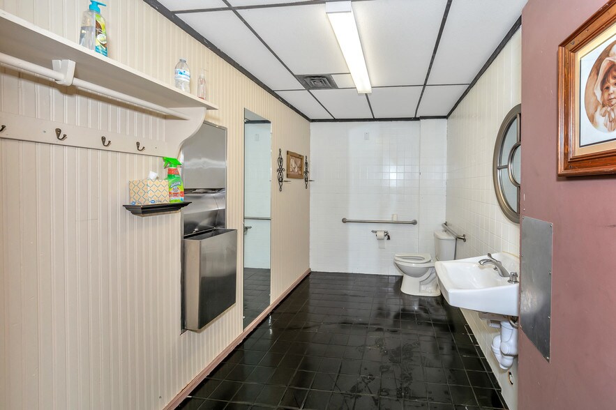 More Photos Of 2001 S Austin Ave, Denison Light Distribution For Lease