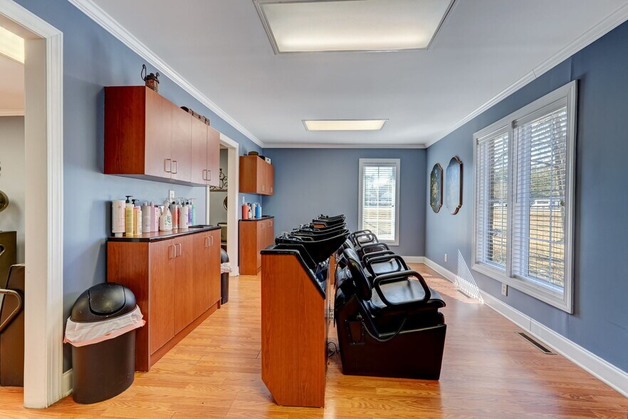More Photos Of 1418 Freeway Dr, Reidsville Freestanding For Sale