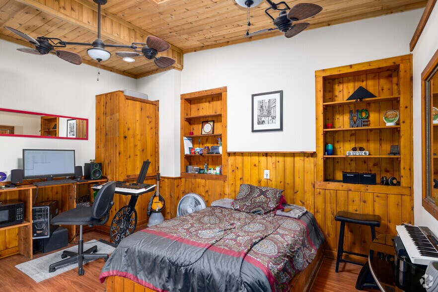 More Photos Of 32 Broad St, Keyport Bar For Sale