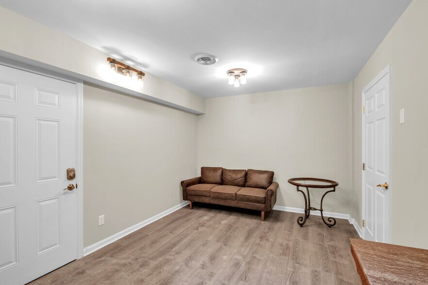 More Photos Of 117 SW Huxley Rd, Knoxville Medical For Sale