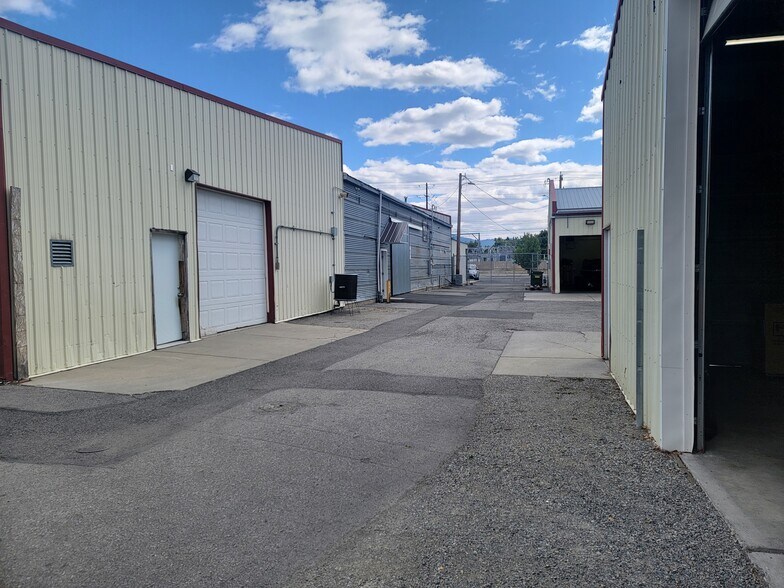 More Photos Of 17809 E Appleway Ave, Spokane Valley Showroom For Lease