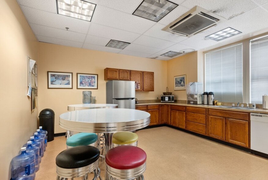 More Photos Of 422 E Franklin St, Richmond Office For Sale
