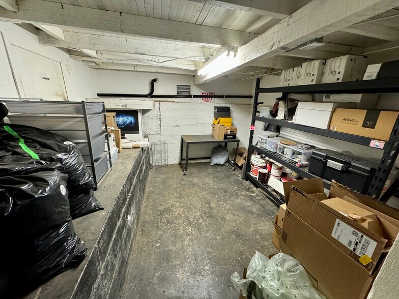 More Photos Of 2601 Southwest Dr, Los Angeles Office Residential For Sale