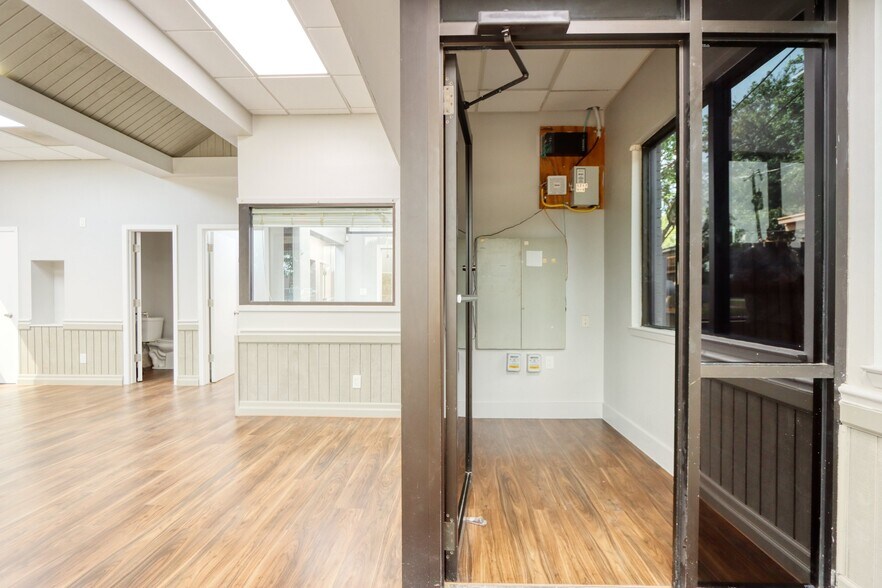 More Photos Of 1717 N Garrett Ave, Dallas Medical For Sale