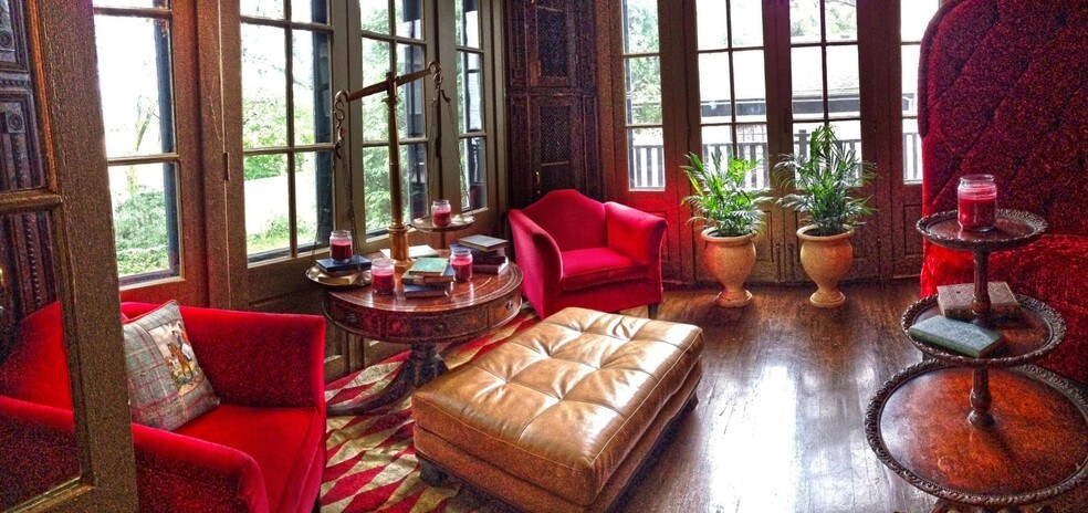 More Photos Of 304 S Wells St, Lake Geneva Hotel For Sale