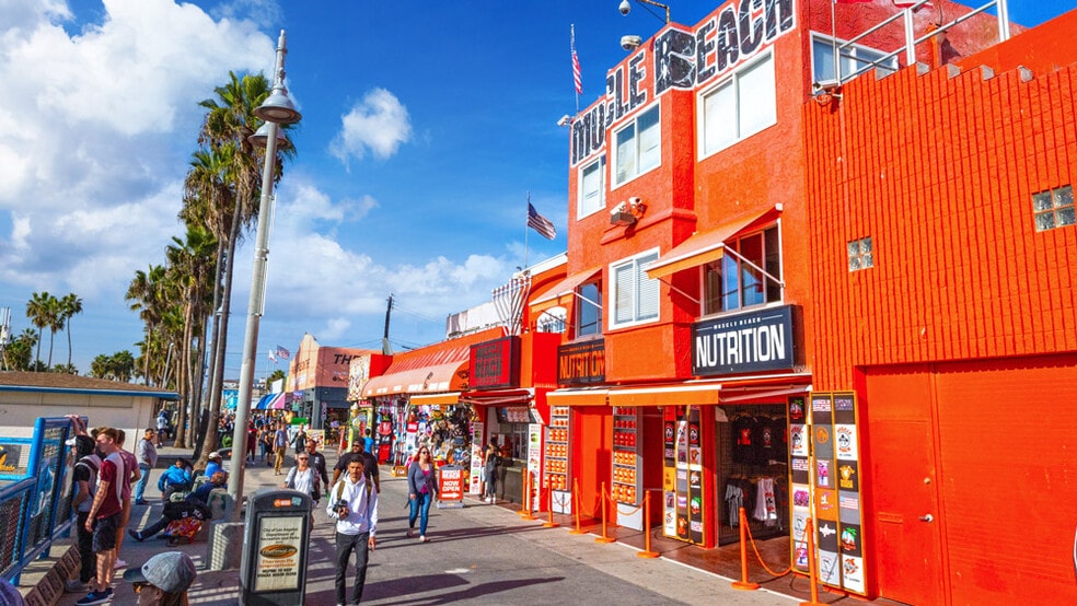 More Photos Of 1809 Ocean Front Walk, Venice Restaurant For Lease
