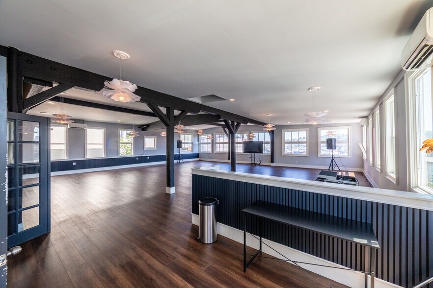 More Photos Of 1607 Dexter Ave N, Seattle Office For Lease