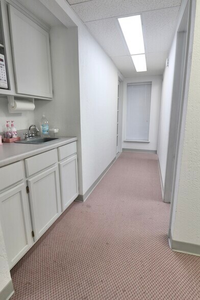 More Photos Of 2912 Lakeside Dr, Oklahoma City Office For Sale